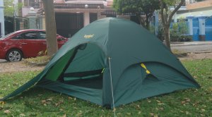 dựng lều cắm trại nơi nhiều gió
