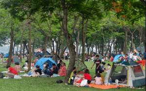Du khách cắm trại tại công viên Yên Sở