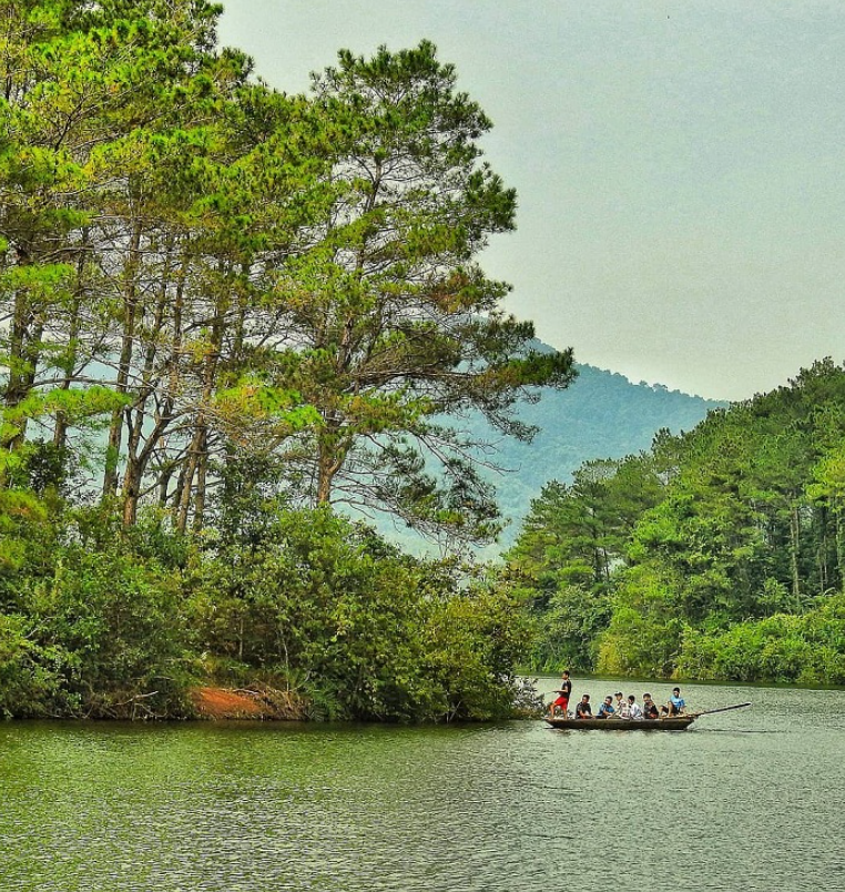 Cắm trại Hồ Khuôn Thần
