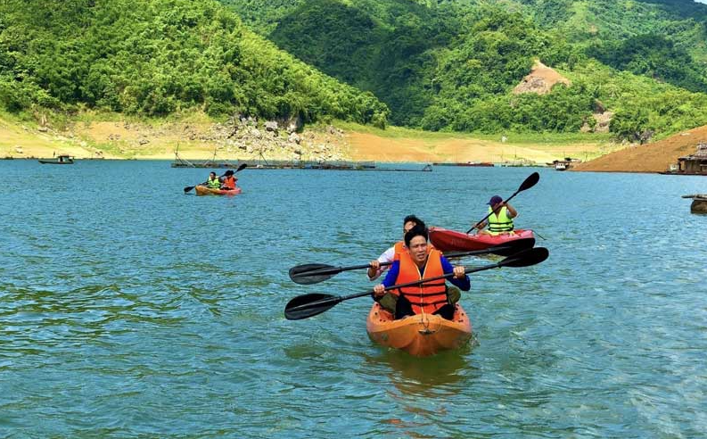 Chèo thuyền kayak tại Đà Bắc