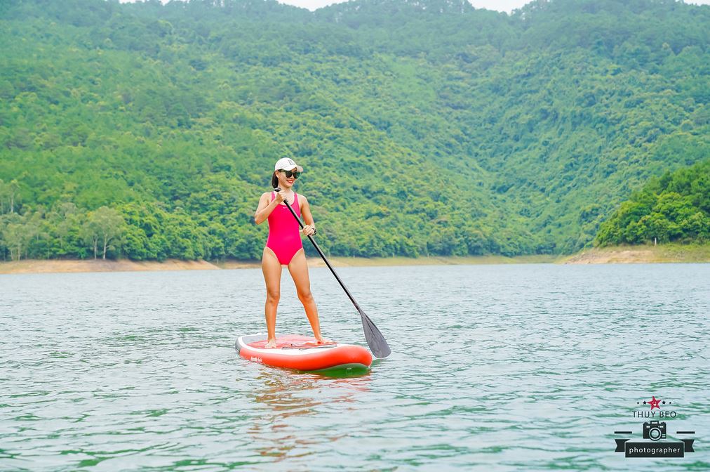Chèo thuyền ngắm cảnh Hồ Xạ Hương