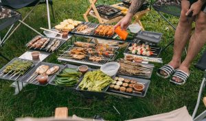 Chuẩn bị đồ nướng đi picnic